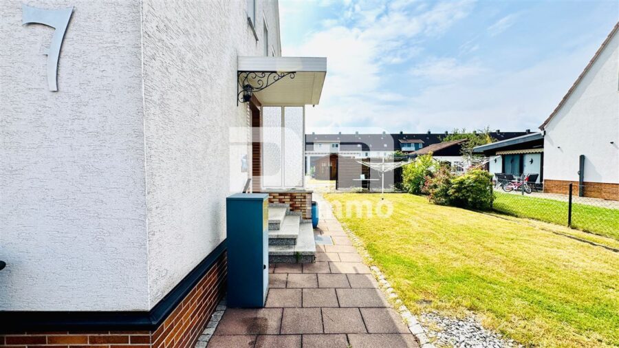 Modernisierte Doppelhaushälfte mit großem Grundstück und vielen Extras - Zuweg Haupteingang / Gartenbereich